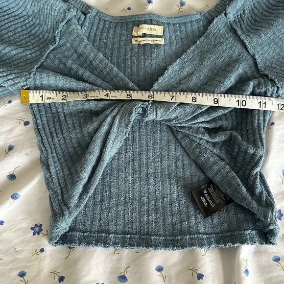 Urban Outfitter Medium Powder Blue Twist Cropped Top. Raw Hem. Balloon Sleeves. - Picture 4 of 15